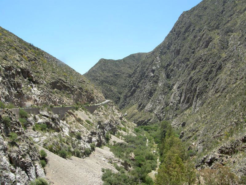 In der Cuesta de Mirinda führt uns die Straße auf über 2000 m.