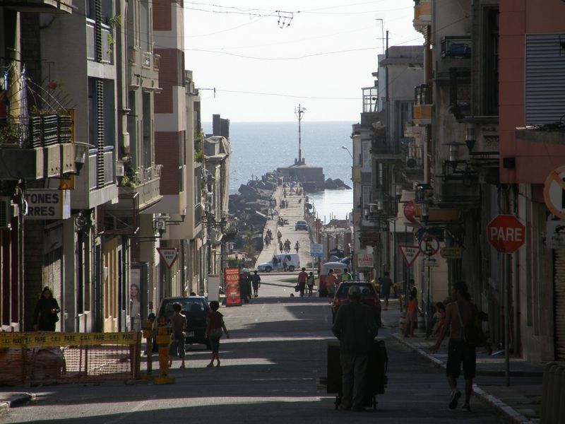 Alte koloniale Gebäude in der Innenstadt von Montevideo und Blick auf die Hafenmole