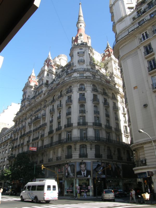 Buenos Aires bietet von allem etwas: hohe, alte. architektonisch interessante Gebäude in engen Straßen ...