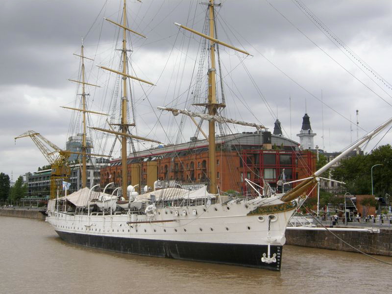 Museumsschiff im Hafen von Buenos Aires