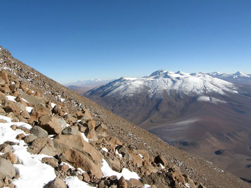 Der Weg zum Gipfel führt durch vulkanische Asche und scharfkantiges Geröll.