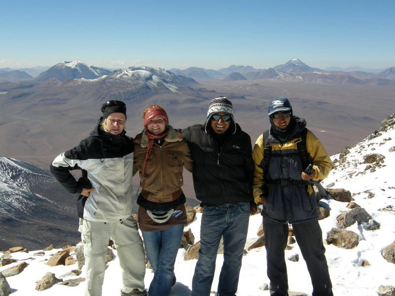 Auf dem Gipfel in fast 6000 Meter Höhe- mit Lotte aus Holland, einem Bergführer und unserem Fahrer..