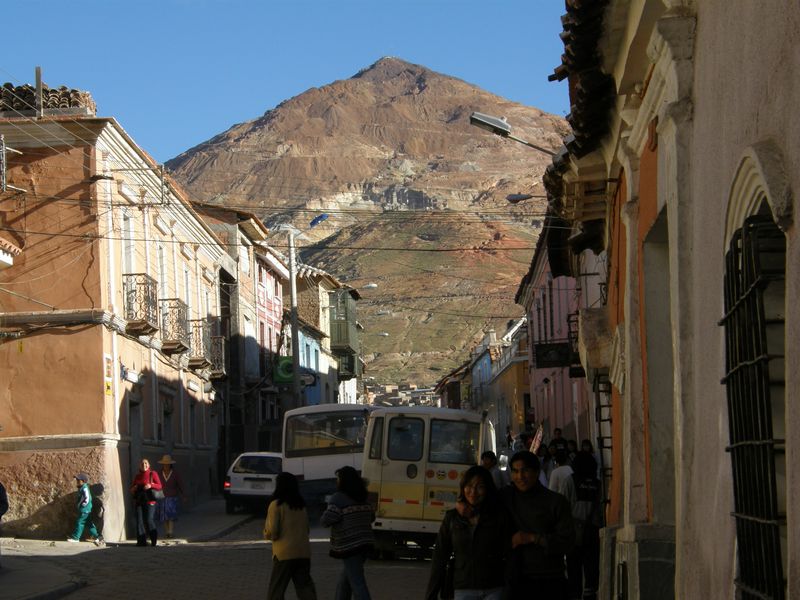 Gasse in Potosi mit Cerro Rico (Reicher Berg)