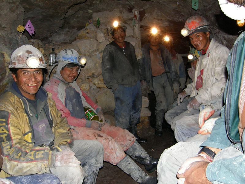 Für die Arbeiter in den Silberminen sind Touristen eine lohnende Abwechslung.