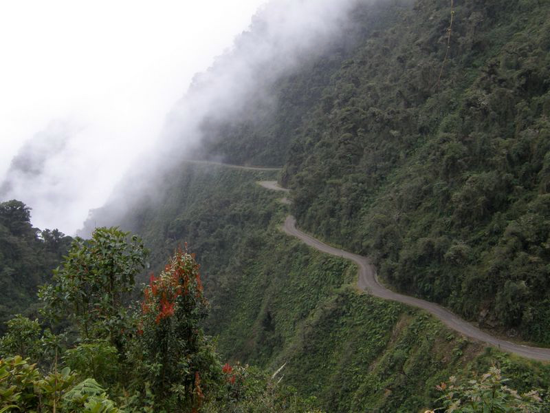 Entlang an steilen Abhängen durchfährt man auf der einspurigen unbefestigten Straße fast alle Klimazonen Südamerikas.