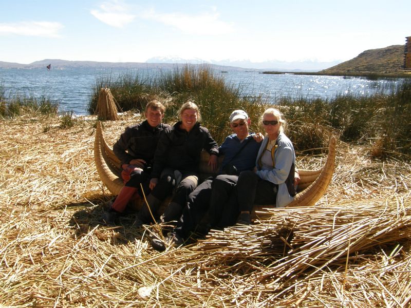 Wir besuchen mit Doro und Sven eine schwimmende Insel der Urus auf dem Titicacasee..