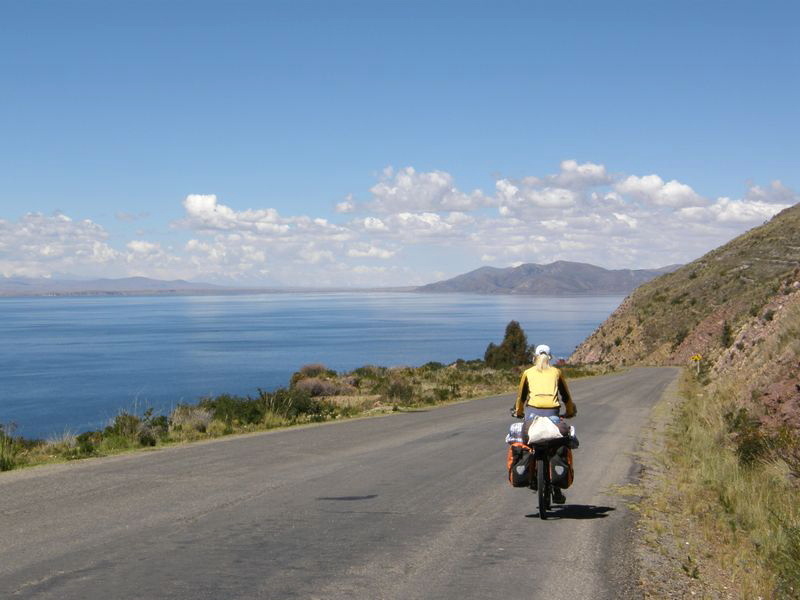 Auf einer Panoramastraße mit immer wieder neuen Ausblicken auf den Titicacasee.