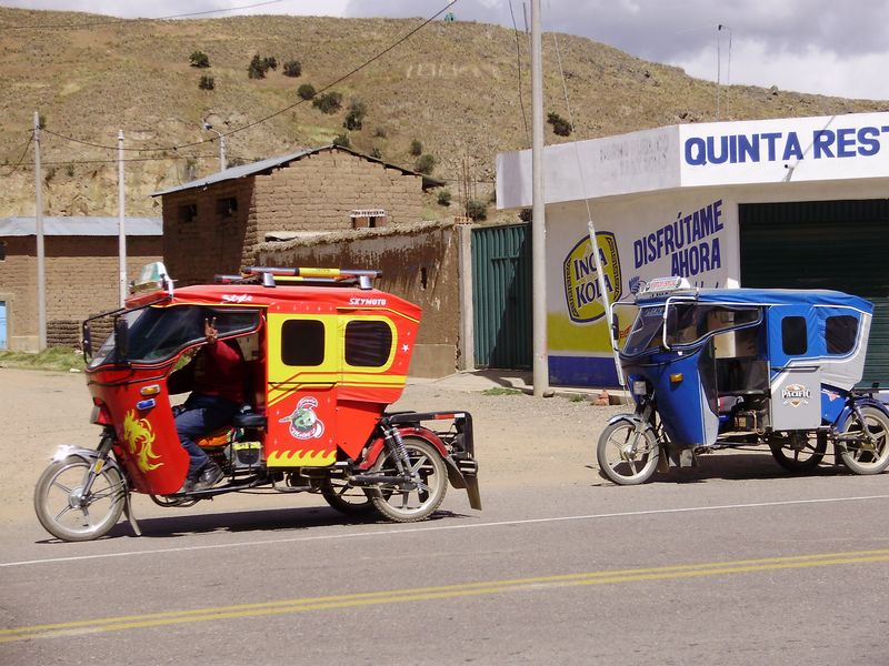 Das ist Peru: Mototaxis bevölkern laut brummend die Straßen.