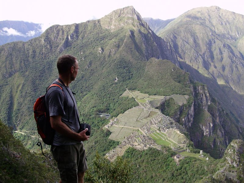 Auf dem Waynapicchu: einer der beiden Gipfel, zwischen denen die Inkaruinen von Machu Picchu liegen